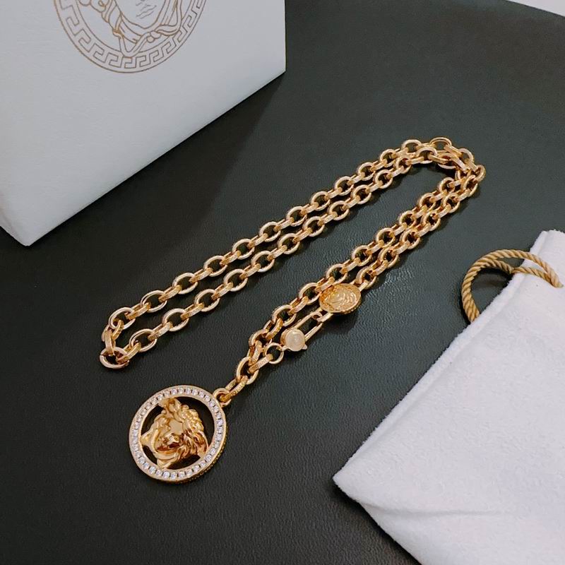 Versace necklace lyx250